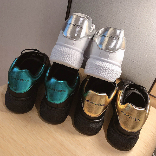 Naiste vabaaja tossud kolmes värvitoonis paelte ja lameda tallaga