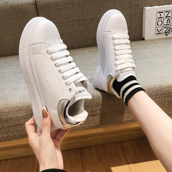 Naiste vabaaja tossud kolmes värvitoonis paelte ja lameda tallaga