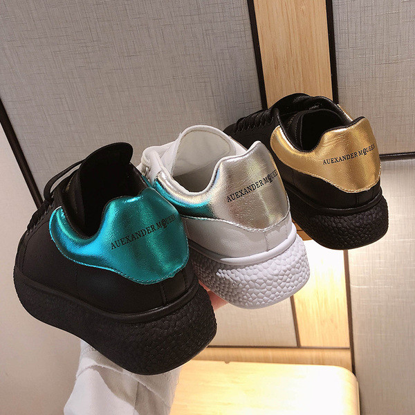 Naiste vabaaja tossud kolmes värvitoonis paelte ja lameda tallaga