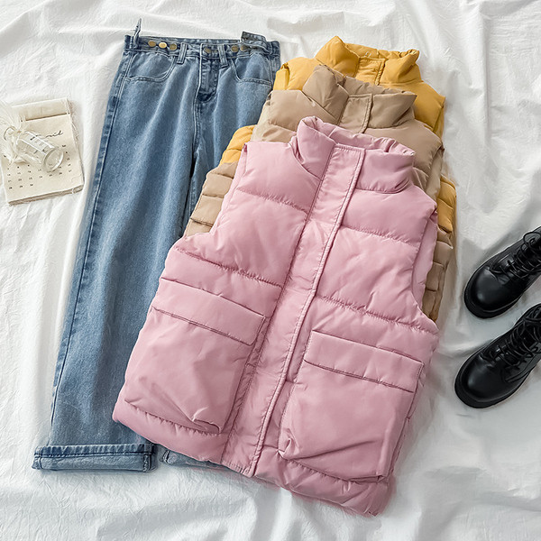 Női mellény ovális gallérral és zsebekkel