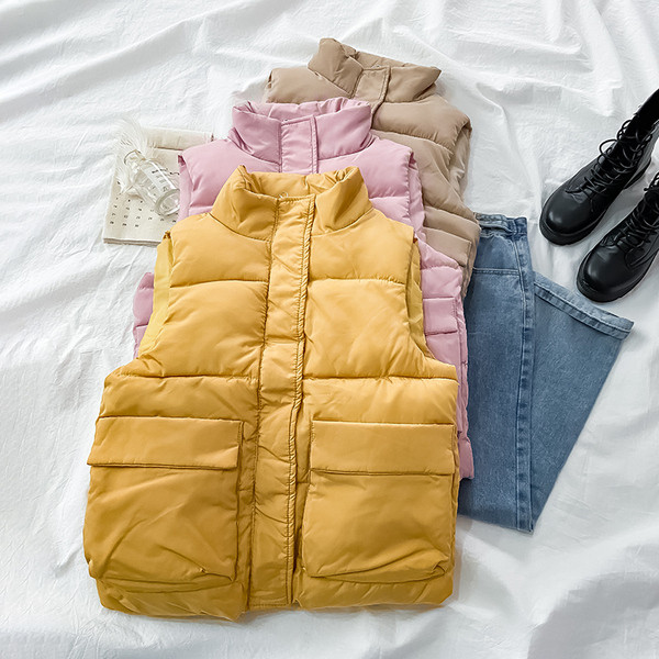 Női mellény ovális gallérral és zsebekkel