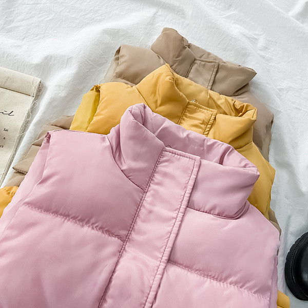 Női mellény ovális gallérral és zsebekkel