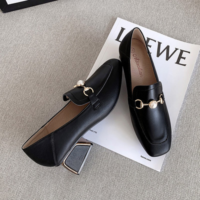 Alkalmi cipő gyöngyökkel és alacsony vastag sarkú