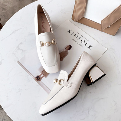 Alkalmi cipő gyöngyökkel és alacsony vastag sarkú