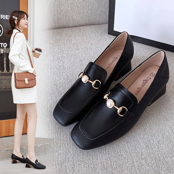 Alkalmi cipő gyöngyökkel és alacsony vastag sarkú