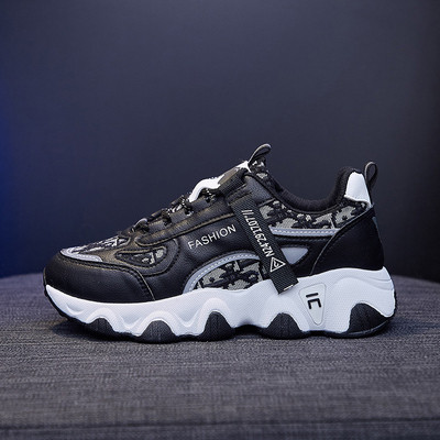 Új tornacipő modell durva talppal