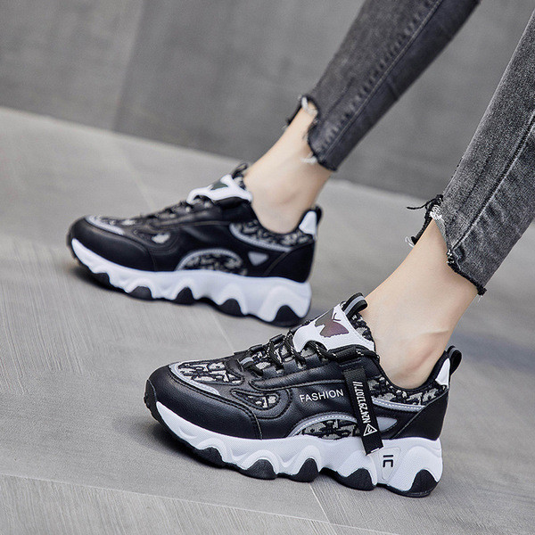 Új tornacipő modell durva talppal