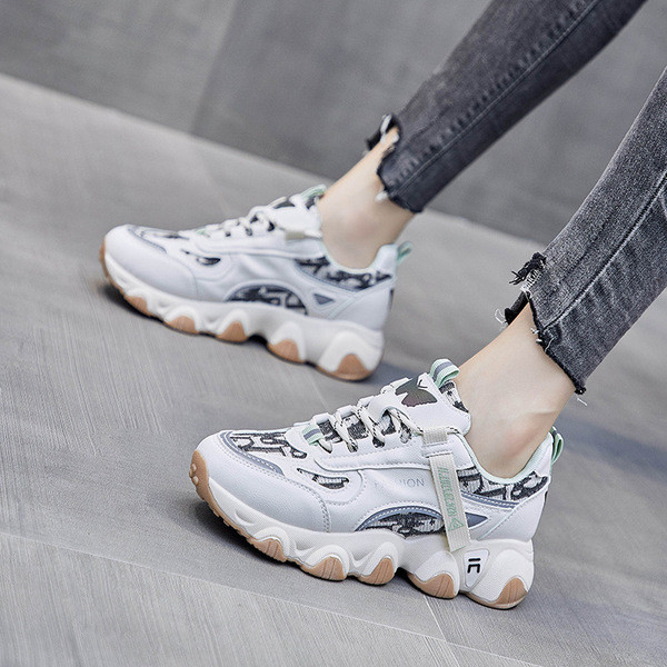 Új tornacipő modell durva talppal