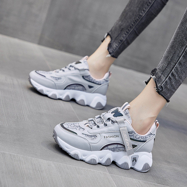 Új tornacipő modell durva talppal