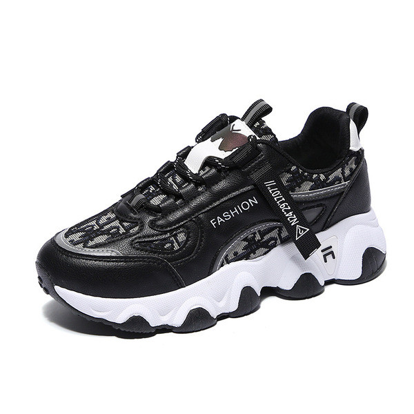 Új tornacipő modell durva talppal