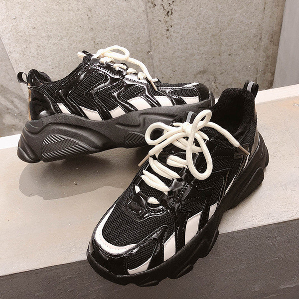 Casual γυναικεία πάνινα παπούτσια σε μαύρο χρώμα με κορδόνια και τραχιά σόλα