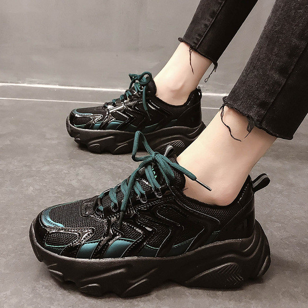 Casual γυναικεία πάνινα παπούτσια σε μαύρο χρώμα με κορδόνια και τραχιά σόλα