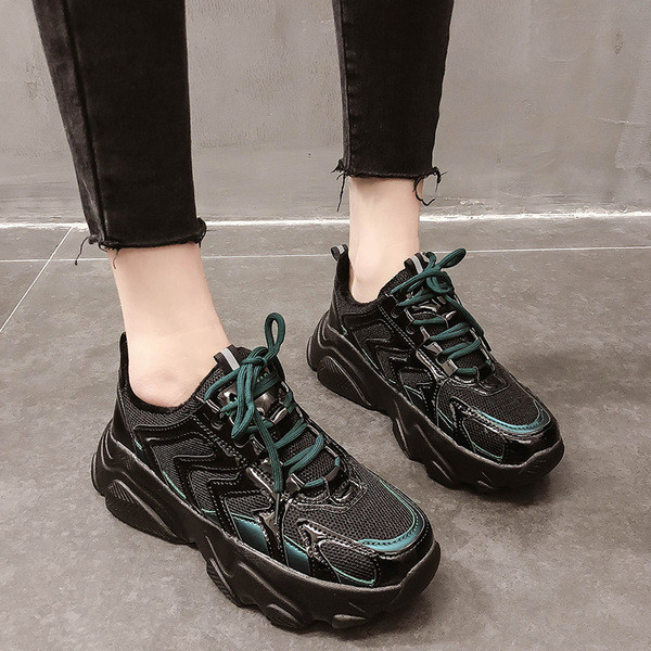 Casual γυναικεία πάνινα παπούτσια σε μαύρο χρώμα με κορδόνια και τραχιά σόλα