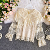 Naiste krae ja lokkidega pitssärk