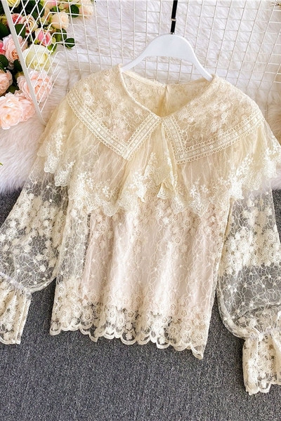 Naiste krae ja lokkidega pitssärk