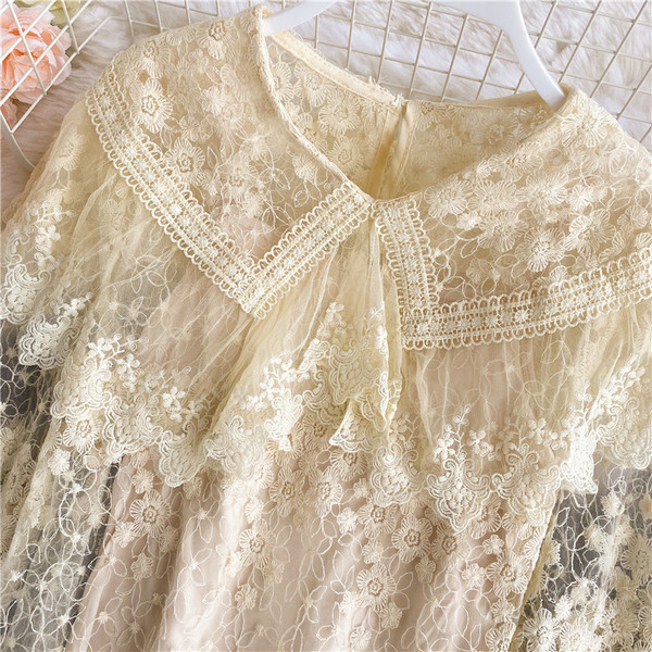 Naiste krae ja lokkidega pitssärk