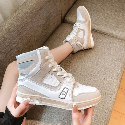 Női magas tornacipő fűzővel és lapos talppal