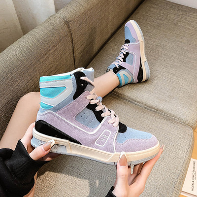 Női magas tornacipő fűzővel és lapos talppal