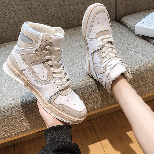 Női magas tornacipő fűzővel és lapos talppal