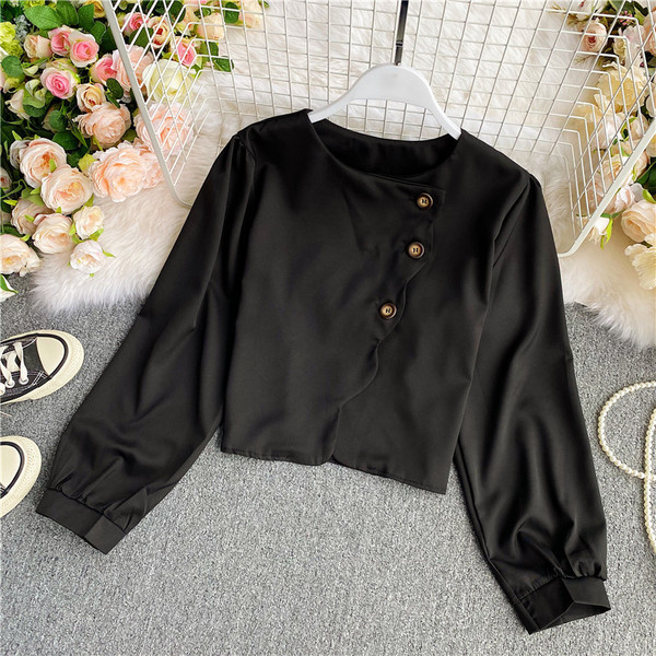 Naiste ümara kaeluse ja nööpidega särk