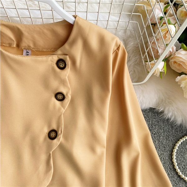 Naiste ümara kaeluse ja nööpidega särk