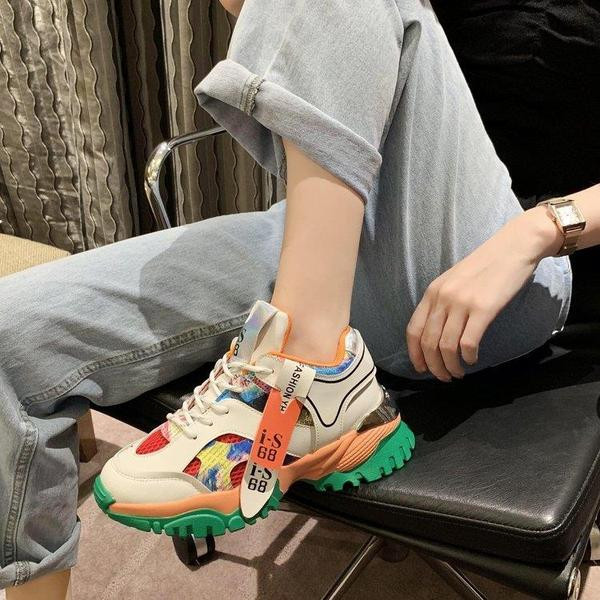 Modernas sieviešu kedas ar krāsainām zolēm