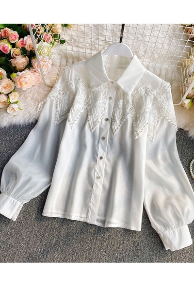 Női ing gombokkal és csipkével - klasszikus galléros