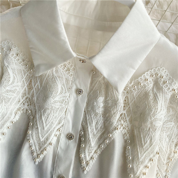 Női ing gombokkal és csipkével - klasszikus galléros