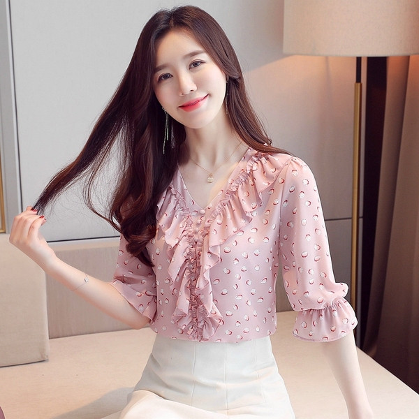 Moodne naiste särk 3/4 lootosevarrukate ja spitsikaelusega