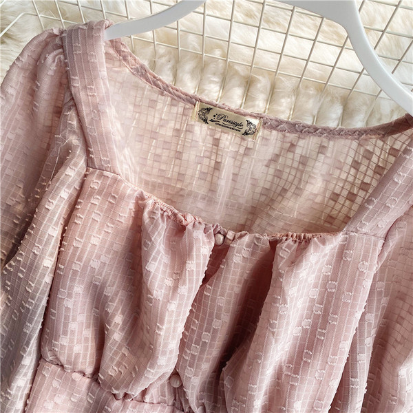 Női ing négyzet alakú nyakkivágással és gombokkal