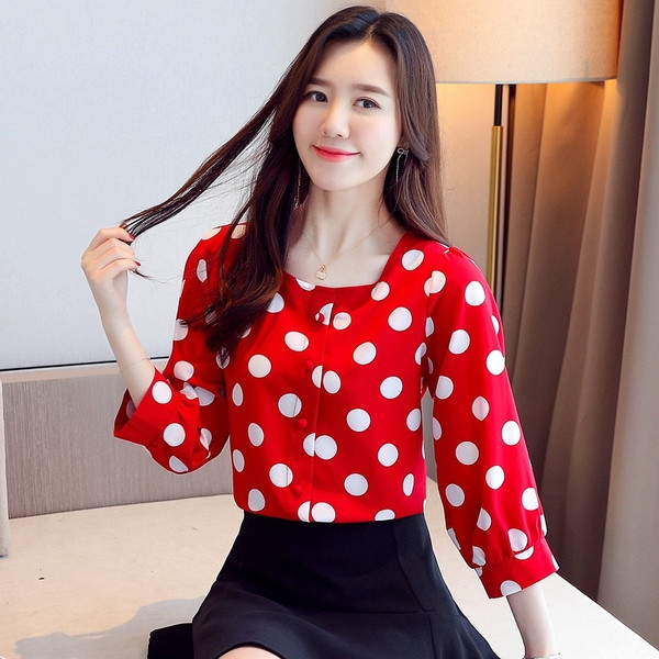 Ležerna ženska košulja s četvrtastim točkastim izrezom