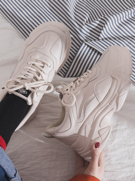 Κλασικό μοντέλο γυναικεία αθλητικά παπούτσια από οικολογικό δέρμα με ψηλή σόλα