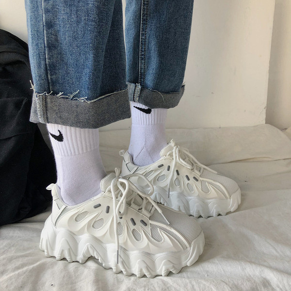 Női tornacipő durva talppal