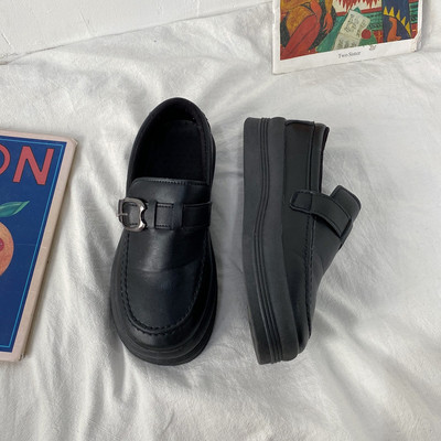 Öko-nahast valmistatud naiste vabaajajalatsid metallist pandlaga