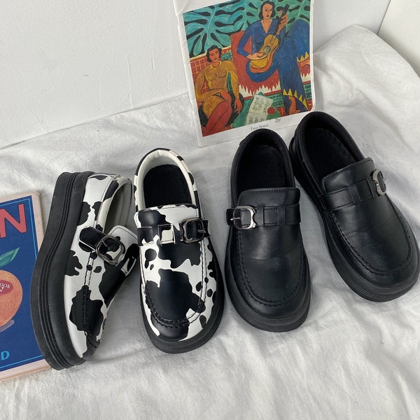 Öko-nahast valmistatud naiste vabaajajalatsid metallist pandlaga