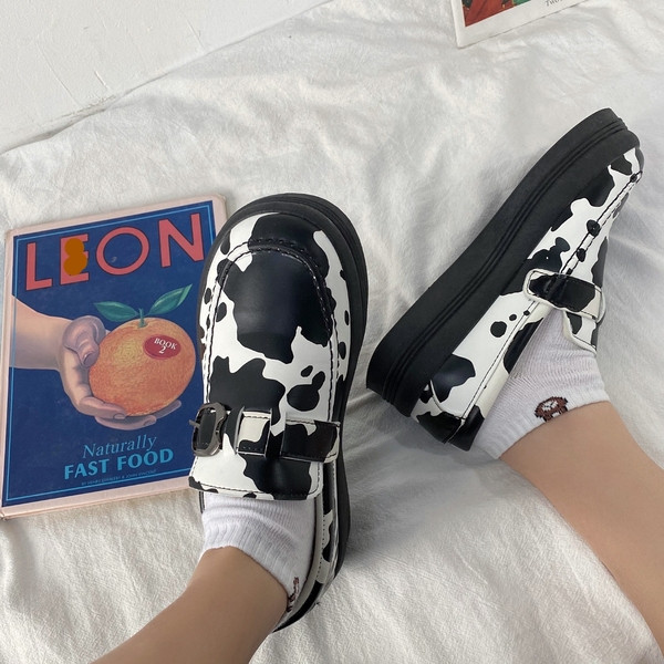 Öko-nahast valmistatud naiste vabaajajalatsid metallist pandlaga