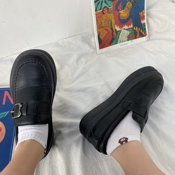 Öko-nahast valmistatud naiste vabaajajalatsid metallist pandlaga