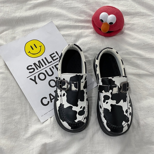 Öko-nahast valmistatud naiste vabaajajalatsid metallist pandlaga