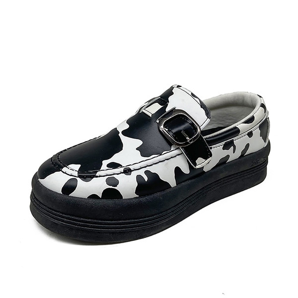 Öko-nahast valmistatud naiste vabaajajalatsid metallist pandlaga