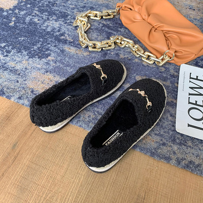 Casual γυναικεία παπούτσια με μεταλλικό στοιχείο και επίπεδη σόλα