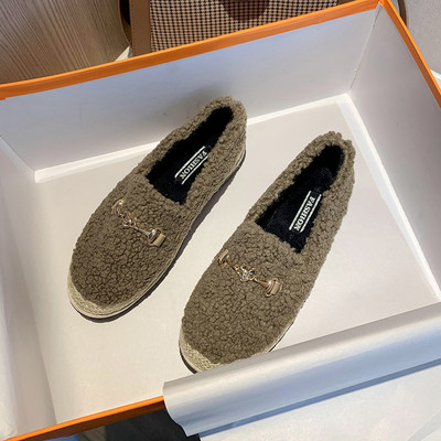 Casual γυναικεία παπούτσια με μεταλλικό στοιχείο και επίπεδη σόλα