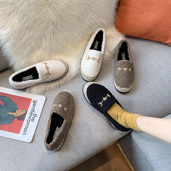 Casual γυναικεία παπούτσια με μεταλλικό στοιχείο και επίπεδη σόλα