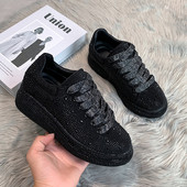 Modernas sieviešu kedas ar augstām zolēm un akmeņiem