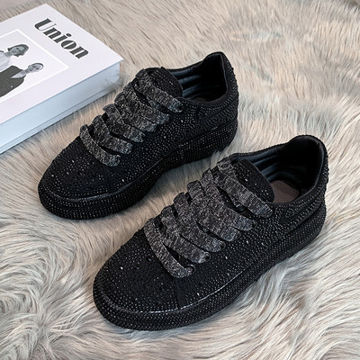 Modernas sieviešu kedas ar augstām zolēm un akmeņiem