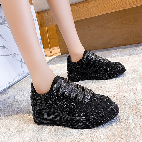 Modernas sieviešu kedas ar augstām zolēm un akmeņiem