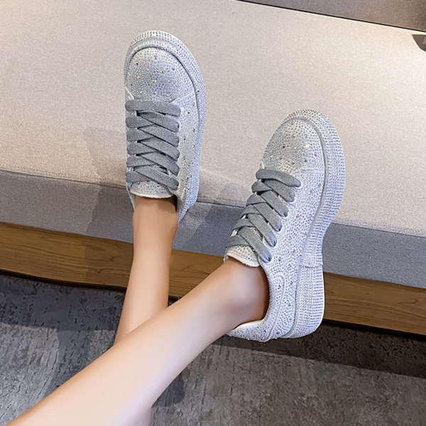 Modernas sieviešu kedas ar augstām zolēm un akmeņiem