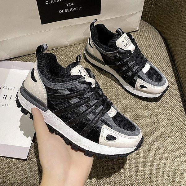 Γυναικεία αθλητικά παπούτσια με κορδόνια και επίπεδη σόλα σε μαύρο χρώμα