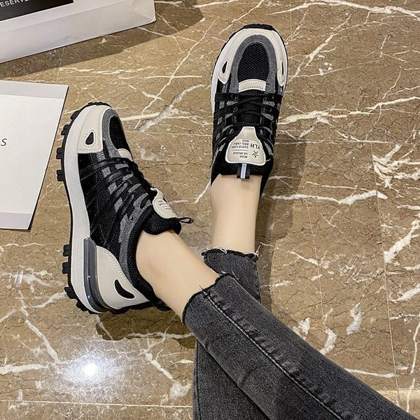 Γυναικεία αθλητικά παπούτσια με κορδόνια και επίπεδη σόλα σε μαύρο χρώμα