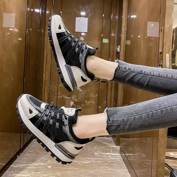 Γυναικεία αθλητικά παπούτσια με κορδόνια και επίπεδη σόλα σε μαύρο χρώμα