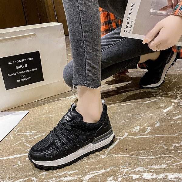 Γυναικεία αθλητικά παπούτσια με κορδόνια και επίπεδη σόλα σε μαύρο χρώμα